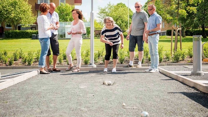 Boulespel på innergården.