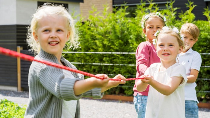 Barn i dragkamp på innergård