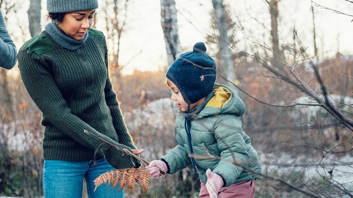 Barnfamilj i skogen