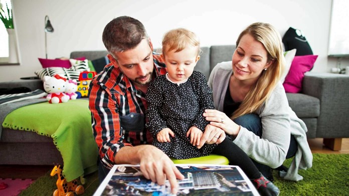 Familj tittar på bilder