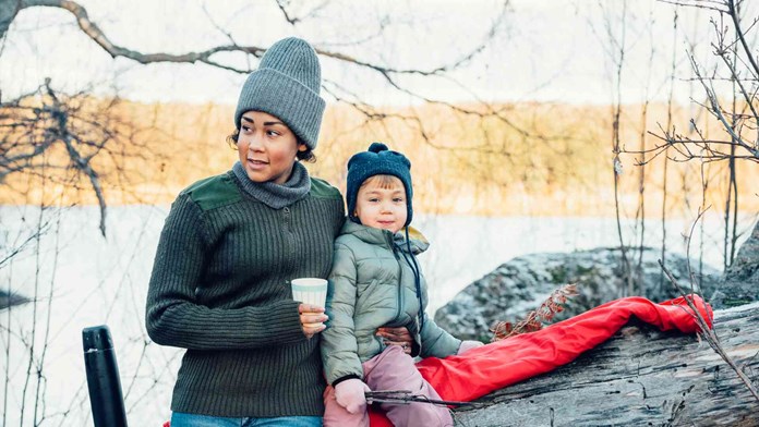 Mamma och barn på utflykt i skogen