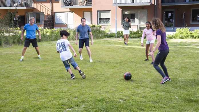 Fotbollsspel på innergård