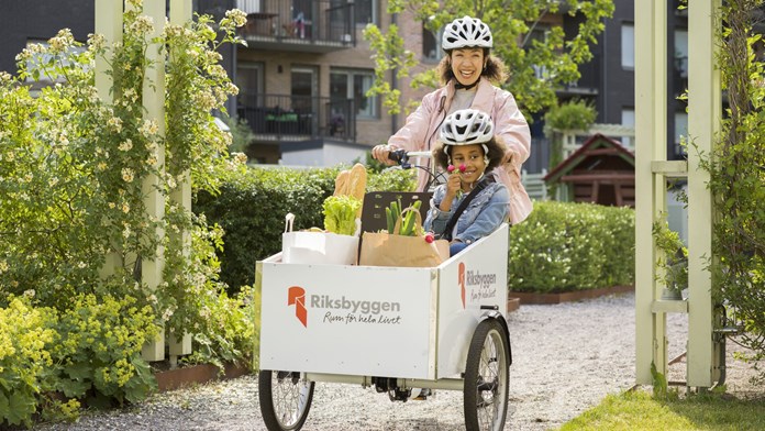 Mamma med barn i lådcykel