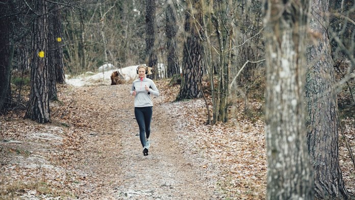 Joggingtur i skogen på vintern