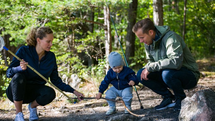 Barnfamilj i skogen