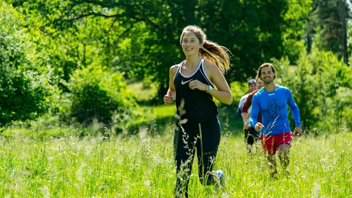 Joggare på sommaräng