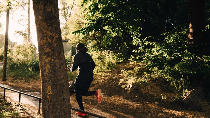 Joggare i skog