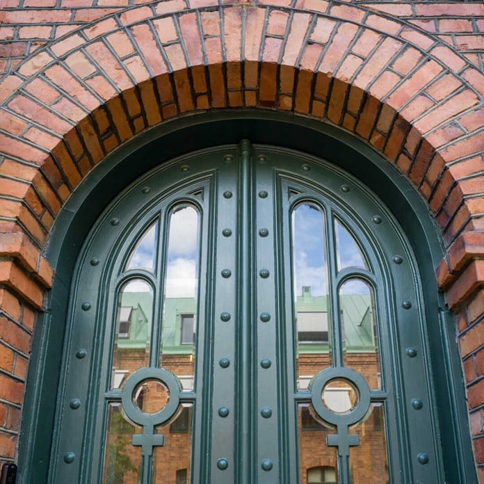 Detalj kopparsymbol på port i Kopparlunden