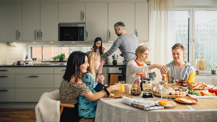 Familj vid frukostbord