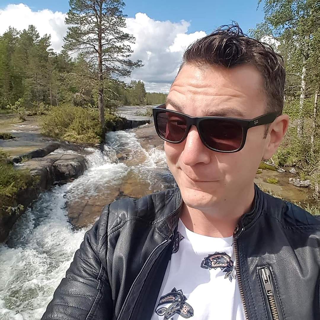 Selfie på man vid älv