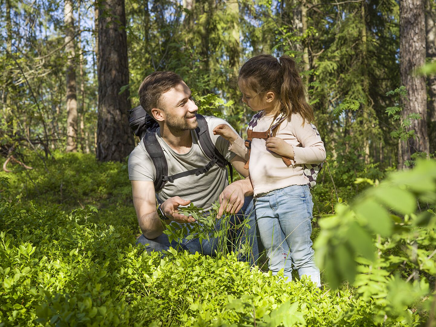 Pappa och dotter ute i skogen